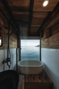 Elbark_Komodo-Liveaboard-Phinisi_Suite-Cabin_09
