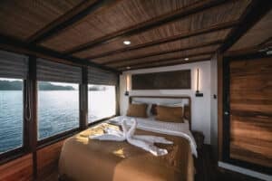 Elbark_Komodo-Liveaboard-Phinisi_Suite-Cabin_10
