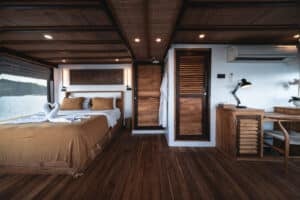 Elbark_Komodo-Liveaboard-Phinisi_Suite-Cabin_11