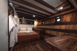 Elbark_Komodo-Liveaboard-Phinisi_Superior-Cabin-1_01