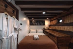 Elbark_Komodo-Liveaboard-Phinisi_Superior-Cabin-1_02