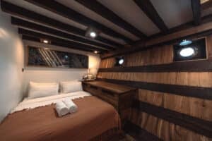 Elbark_Komodo-Liveaboard-Phinisi_Superior-Cabin-1_03