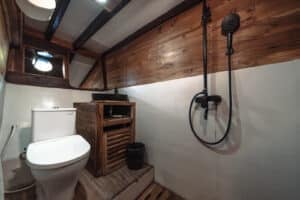 Elbark_Komodo-Liveaboard-Phinisi_Superior-Cabin-1_04