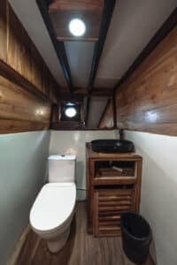 Elbark_Komodo-Liveaboard-Phinisi_Superior-Cabin-1_05