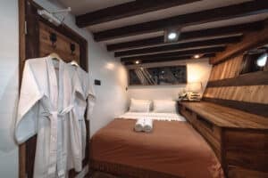 Elbark_Komodo-Liveaboard-Phinisi_Superior-Cabin-1_06