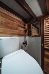 Elbark_Komodo-Liveaboard-Phinisi_Superior-Cabin-2_02