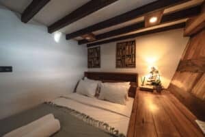 Elbark_Komodo-Liveaboard-Phinisi_Superior-Cabin-2_03