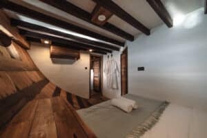 Elbark_Komodo-Liveaboard-Phinisi_Superior-Cabin-2_04