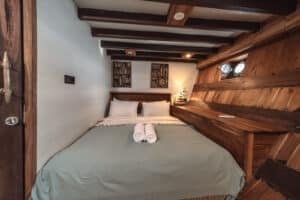 Elbark_Komodo-Liveaboard-Phinisi_Superior-Cabin-2_05