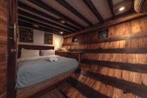 Elbark_Komodo-Liveaboard-Phinisi_Superior-Cabin-2_06