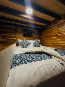 Gammara_Komodo-Liveaboard-Deluxe-Cabin1_19