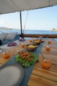 Gammara_Komodo-Liveaboard-Phinisi_Dining_36