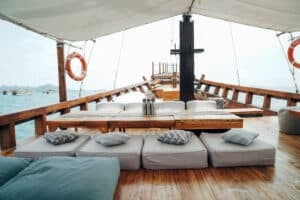 Gammara_Komodo-Liveaboard-Phinisi_Social-Area_1
