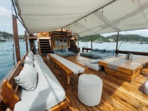 Gammara_Komodo-Liveaboard-Phinisi_Social-Area_18