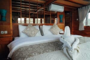 Gammara_Komodo-Liveaboard-Suite-Cabin_10