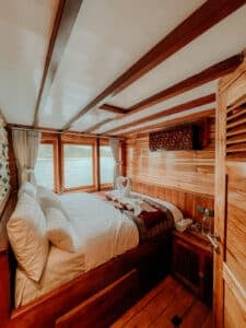 Gandiva_Komodo-Liveaboard-Phinisi_Deluxe-Cabin_01