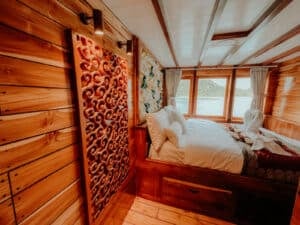Gandiva_Komodo-Liveaboard-Phinisi_Deluxe-Cabin_13