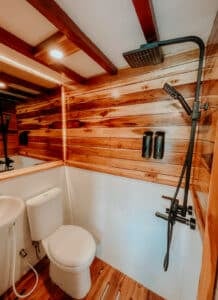 Gandiva_Komodo-Liveaboard-Phinisi_Deluxe-Cabin_17
