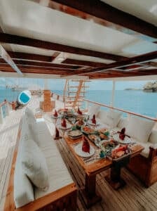 Gandiva_Komodo-Liveaboard-Phinisi_Dining_03