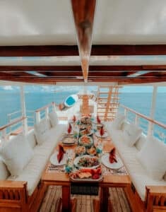 Gandiva_Komodo-Liveaboard-Phinisi_Dining_04