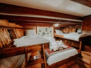 Gandiva_Komodo-Liveaboard-Phinisi_Family-Cabin_01
