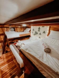 Gandiva_Komodo-Liveaboard-Phinisi_Family-Cabin_04