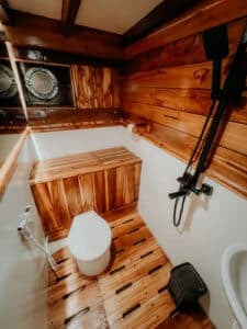 Gandiva_Komodo-Liveaboard-Phinisi_Family-Cabin_07