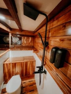 Gandiva_Komodo-Liveaboard-Phinisi_Family-Cabin_08