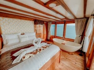 Gandiva_Komodo-Liveaboard-Phinisi_Master-Cabin_01