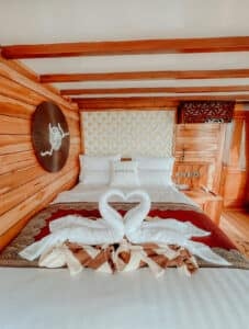 Gandiva_Komodo-Liveaboard-Phinisi_Master-Cabin_04