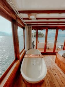 Gandiva_Komodo-Liveaboard-Phinisi_Master-Cabin_13