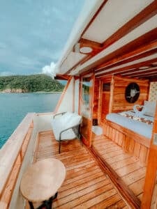 Gandiva_Komodo-Liveaboard-Phinisi_Master-Cabin_16