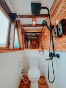 Gandiva_Komodo-Liveaboard-Phinisi_Master-Cabin_21