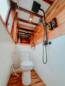 Gandiva_Komodo-Liveaboard-Phinisi_Master-Cabin_23