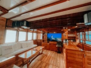 Gandiva_Komodo-Liveaboard-Phinisi_Social-Area_14