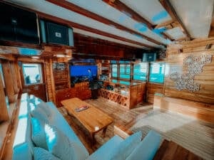 Gandiva_Komodo-Liveaboard-Phinisi_Social-Area_17