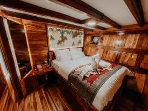 Gandiva_Komodo-Liveaboard-Phinisi_Superior-Cabin_01