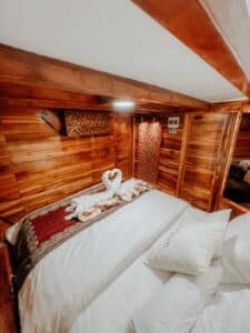 Gandiva_Komodo-Liveaboard-Phinisi_Superior-Cabin_08