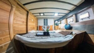 Navila_Komodo-Liveaboard-Phinisi_Deluxe-Cabin11