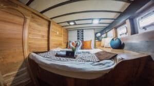 Navila_Komodo-Liveaboard-Phinisi_Deluxe-Cabin12