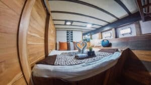 Navila_Komodo-Liveaboard-Phinisi_Deluxe-Cabin13