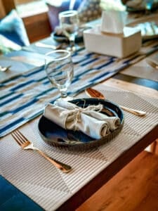 Navila_Komodo-Liveaboard-Phinisi_Dining_06