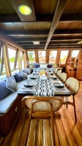 Navila_Komodo-Liveaboard-Phinisi_Dining_09
