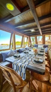 Navila_Komodo-Liveaboard-Phinisi_Dining_11