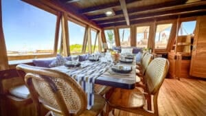Navila_Komodo-Liveaboard-Phinisi_Dining_12
