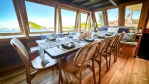 Navila_Komodo-Liveaboard-Phinisi_Dining_13