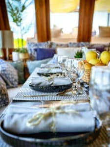 Navila_Komodo-Liveaboard-Phinisi_Dining_15