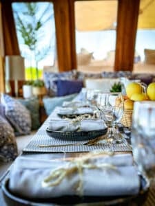Navila_Komodo-Liveaboard-Phinisi_Dining_17