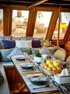 Navila_Komodo-Liveaboard-Phinisi_Dining_19