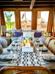 Navila_Komodo-Liveaboard-Phinisi_Dining_21